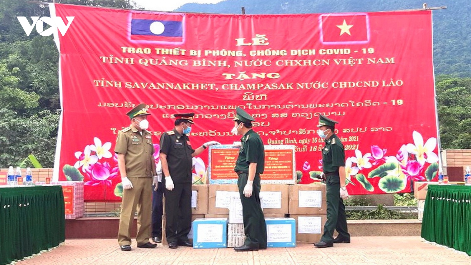 Quảng Bình tặng thiết bị phòng, chống dịch Covid-19 cho Lào