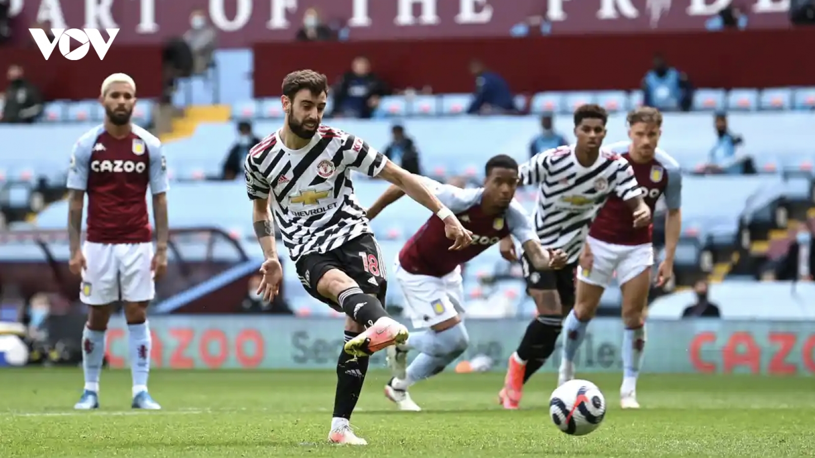 Ngược dòng giành thắng lợi 3-1 trên sân Aston Villa, MU trì hoãn ngày vui của Man City