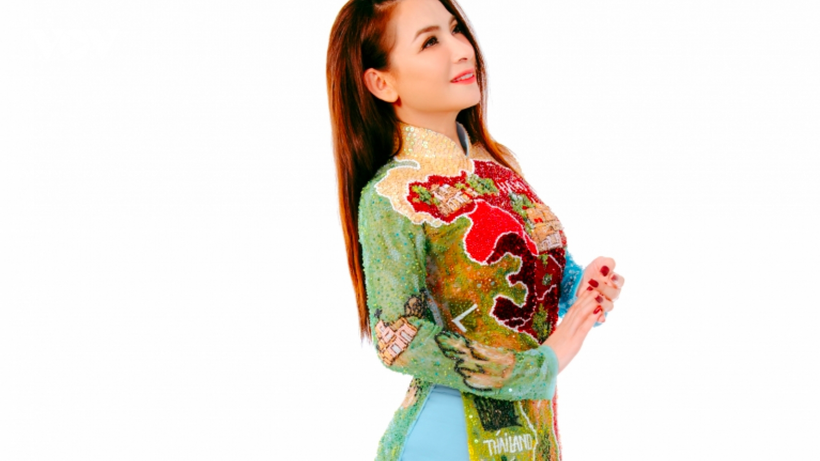 Phi Nhung khoe dáng tha thướt với áo dài, trải lòng về tuổi thơ gian khó