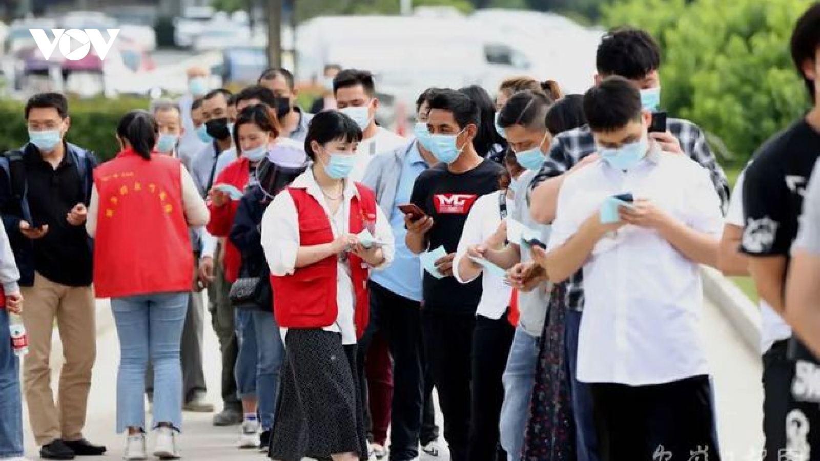 Dịch tái phát trong cộng đồng, người Trung Quốc đổ xô đi tiêm vaccine Covid-19