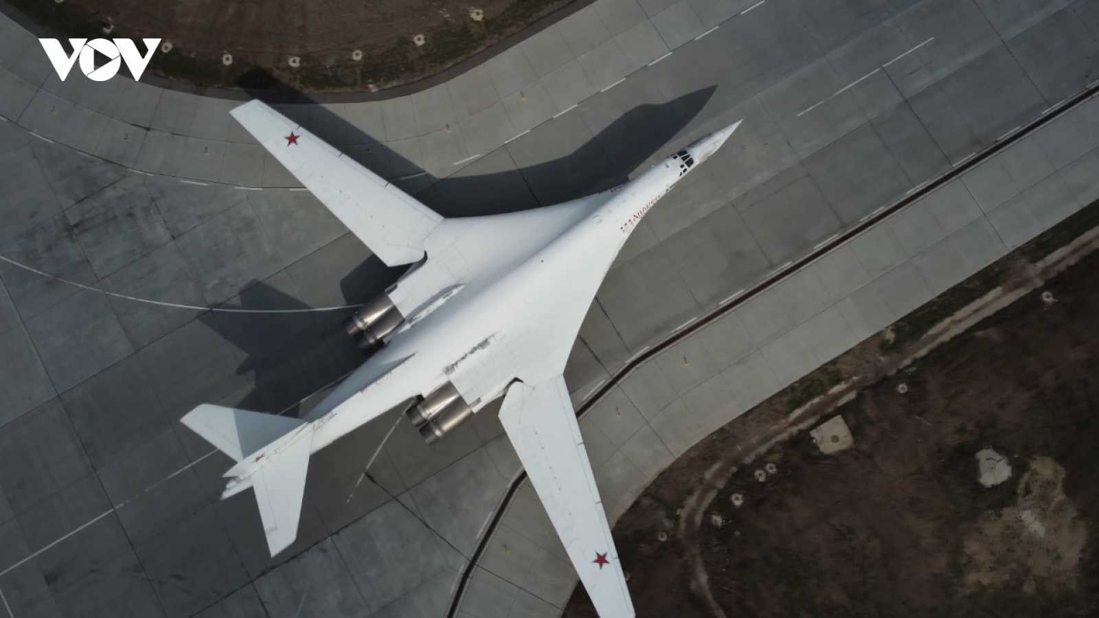 Tiêm kích MiG-31 tháp tùng oanh tạc cơ Tu-160 của Nga bay qua Biển Barents