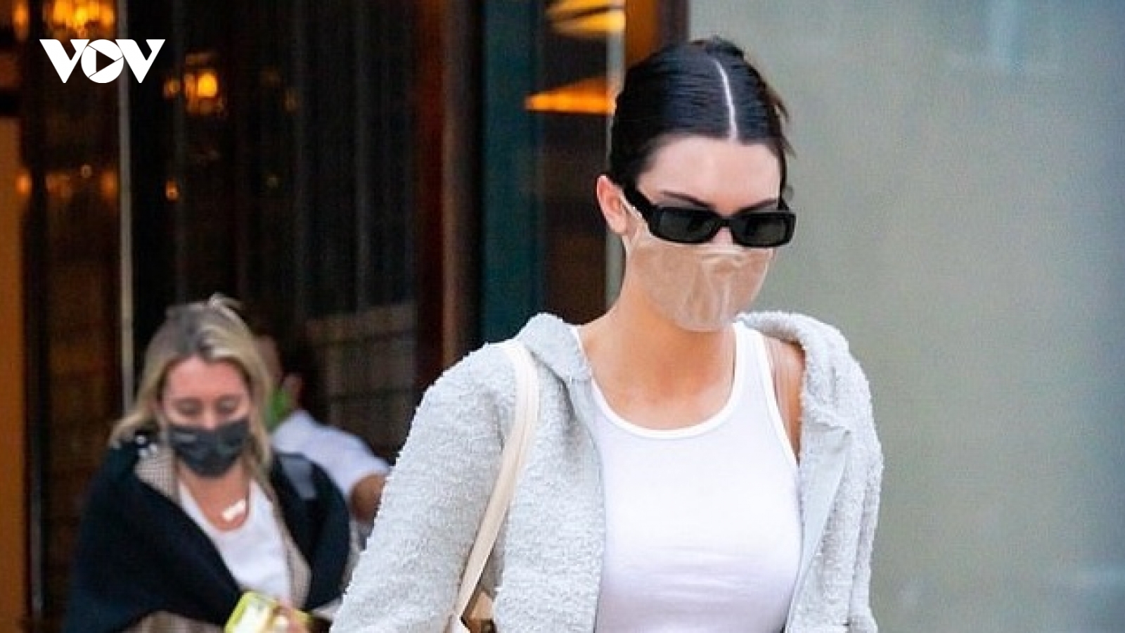 Kendall Jenner mặc đồ giản dị, vội vã rời khỏi khách sạn để đến sân bay