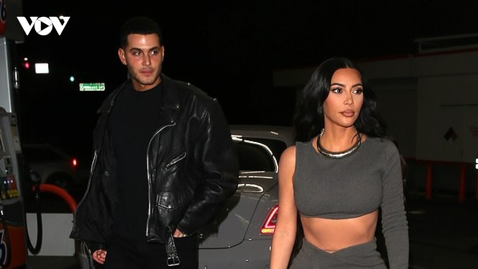 Kim Kardashian gợi cảm đến dự tiệc sinh nhật của tỷ phú gốc Ấn Độ