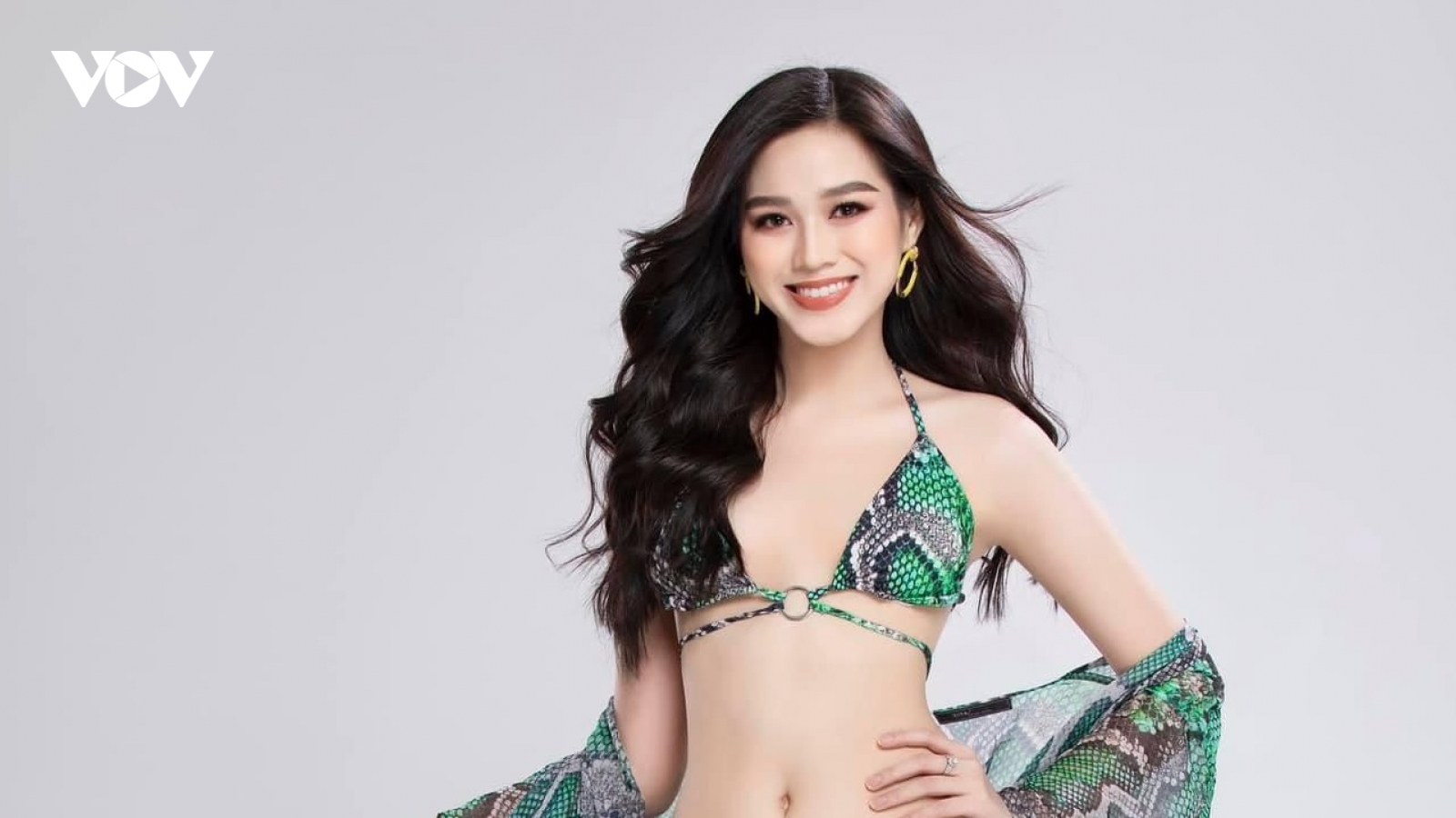 Hoa hậu Đỗ Thị Hà nóng bỏng trong bộ ảnh bikini họa tiết da rắn