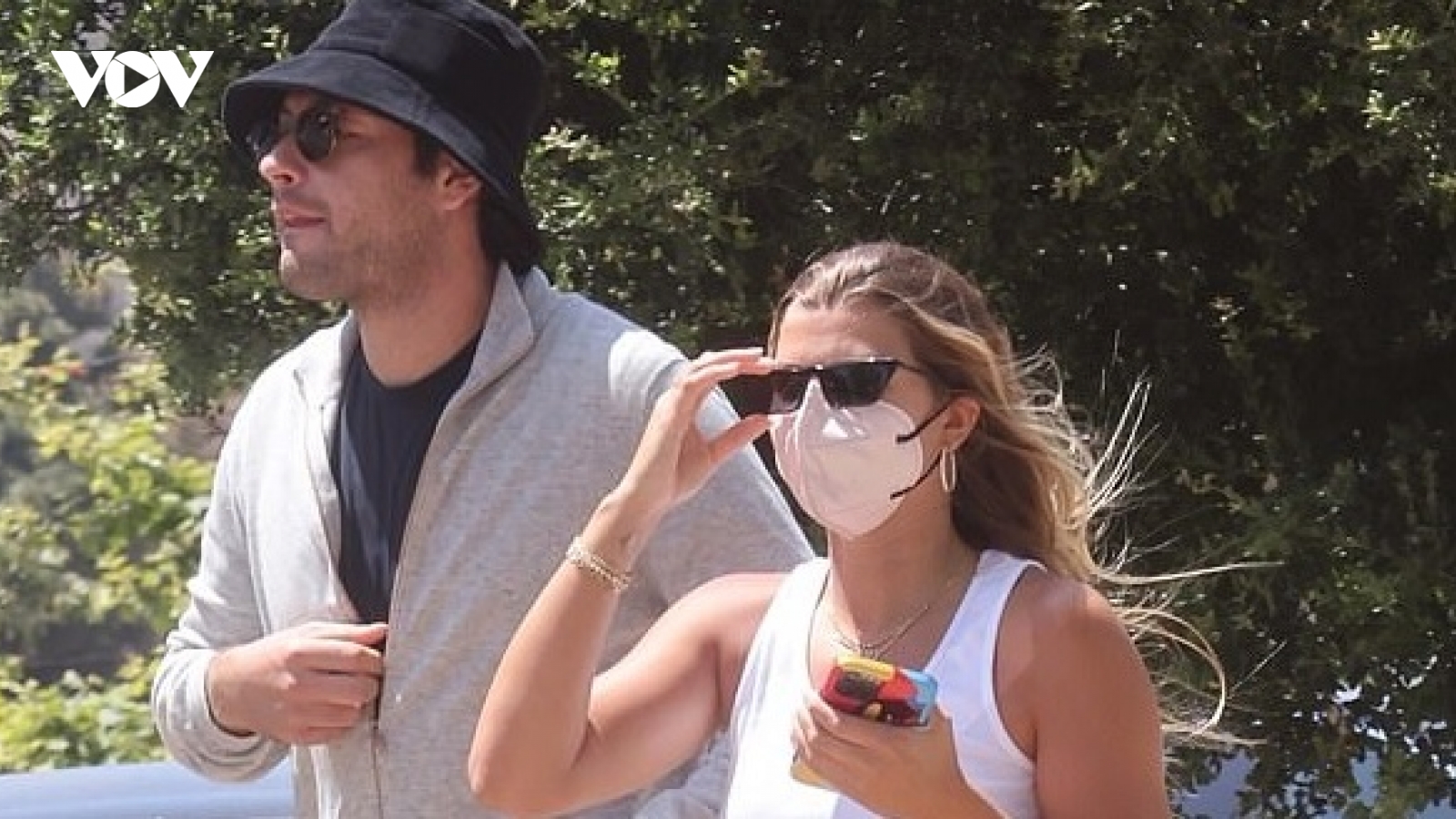 Sofia Richie diện croptop gợi cảm, hẹn hò cùng bạn trai hơn tuổi