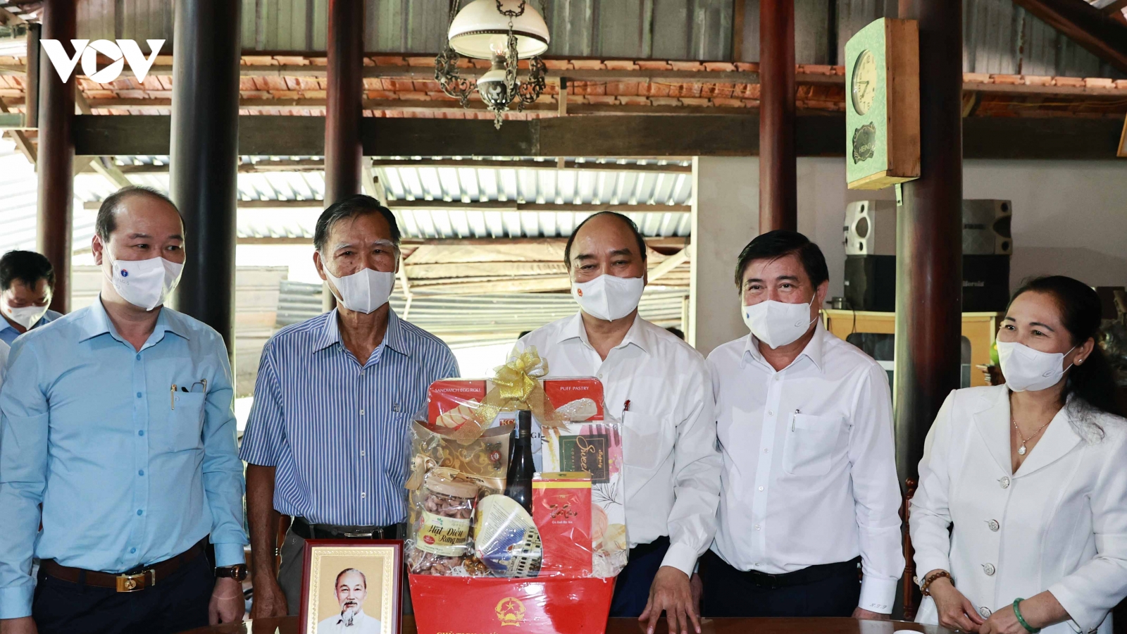 Chủ tịch nước thăm, tặng quà một số hộ gia đình chính sách tại TPHCM