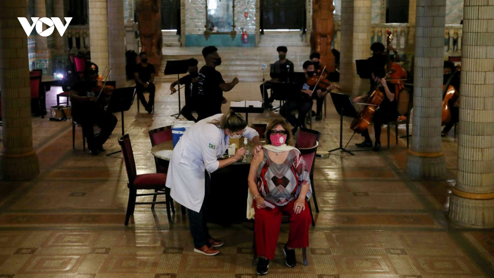 Brazil có “ốc đảo khỏe mạnh” nhờ tiêm vaccine Covid-19