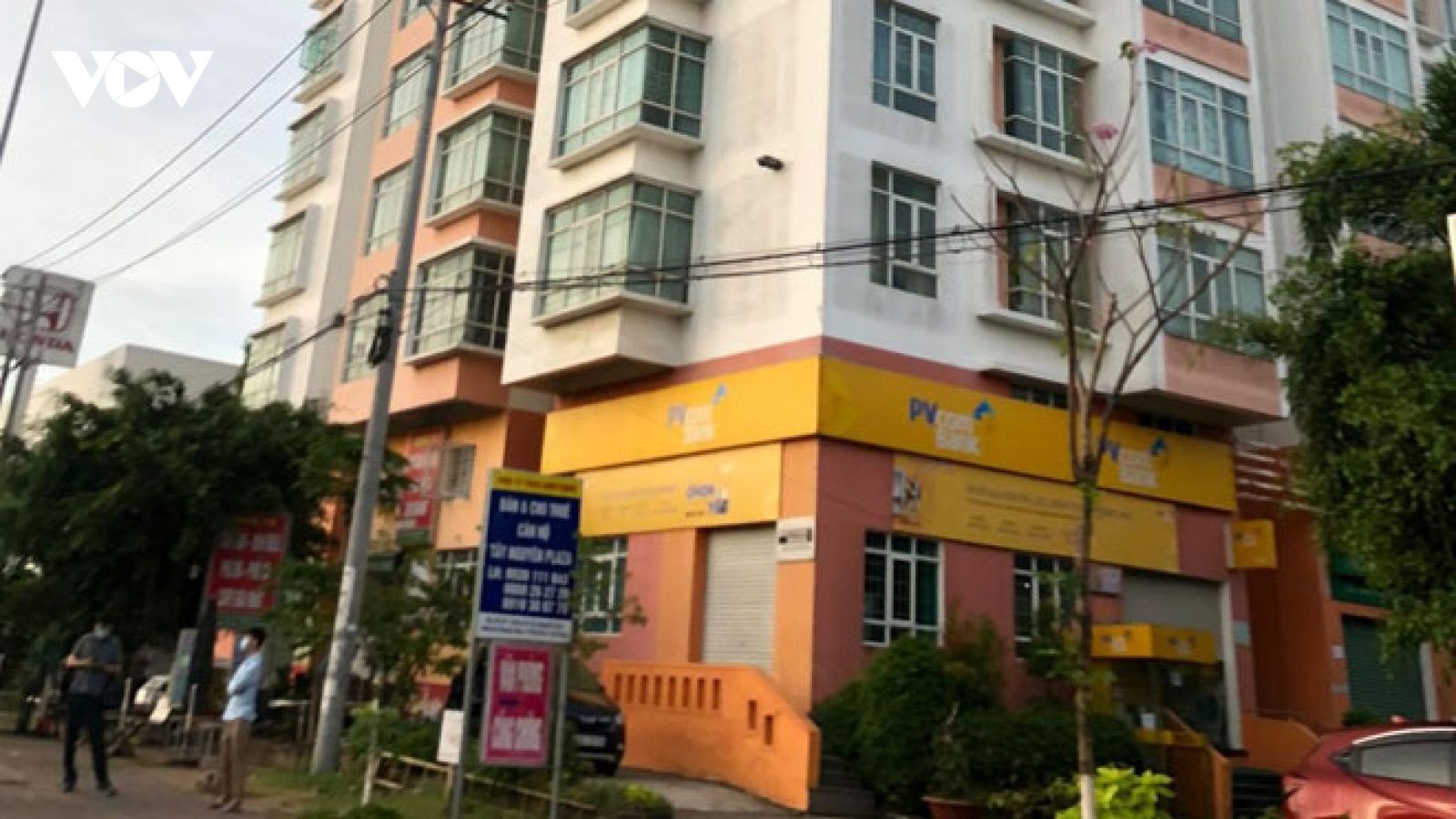 Nam tài xế giết vợ con rồi nhảy lầu