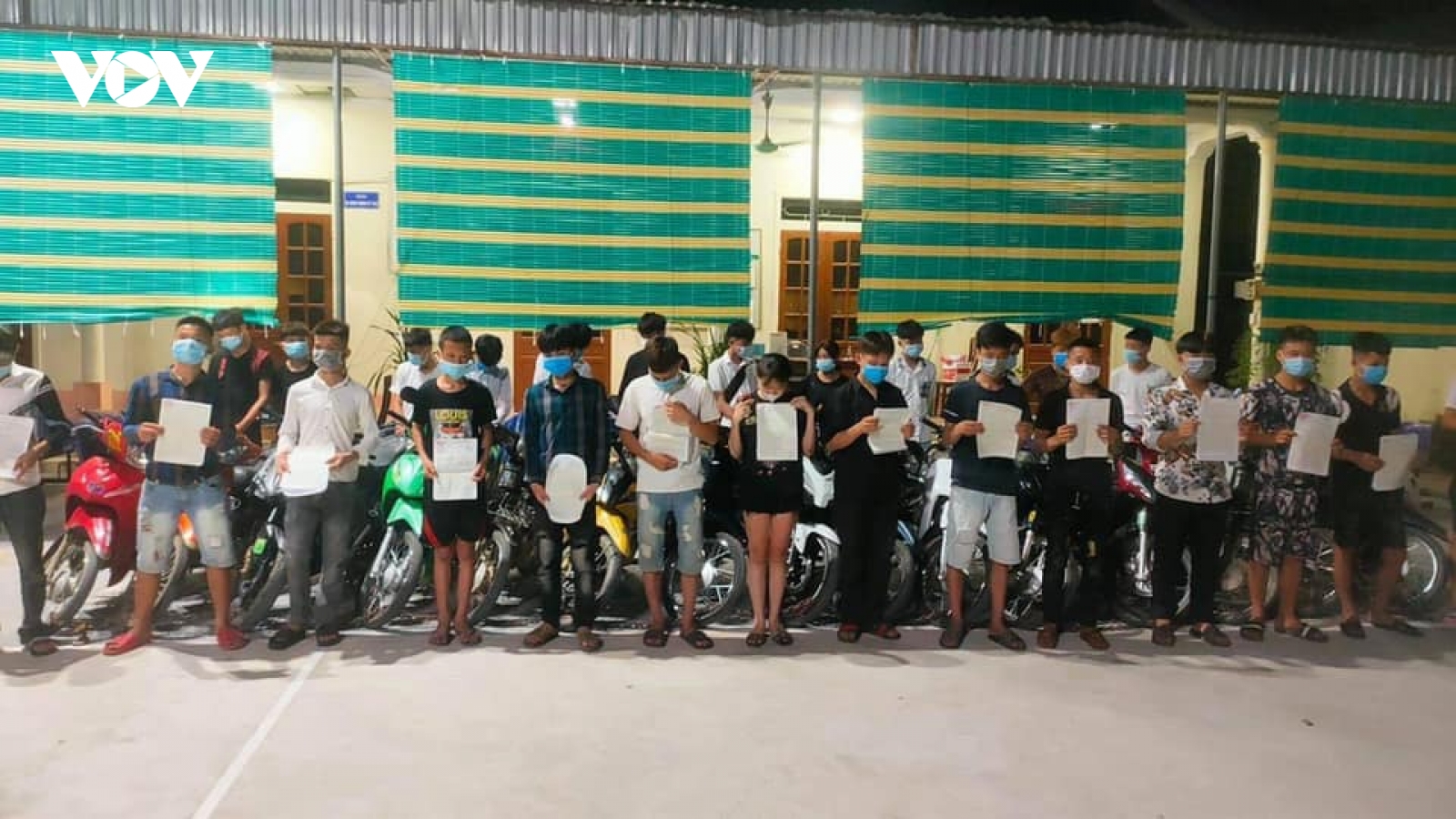 Công an mật phục tóm hàng loạt quái xế uống rượu, sử dụng ma túy ra đường “biểu diễn”