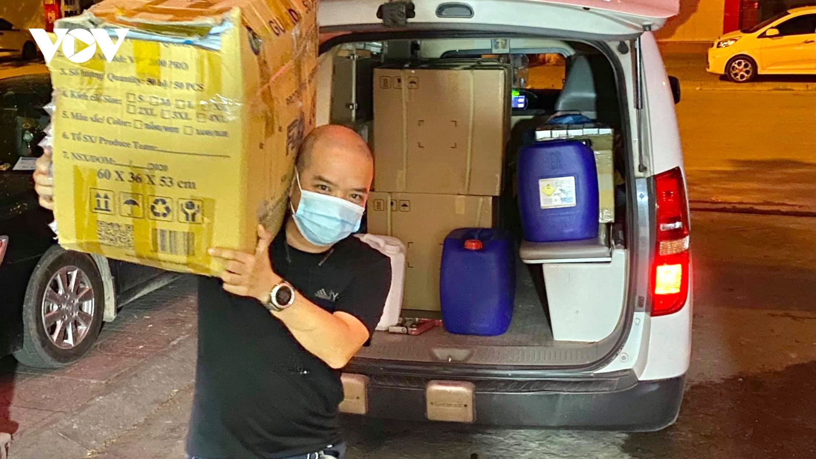 Hai tài xế xe cứu thương ở Nghệ An “trốn vợ” đi chi viện Bắc Giang 