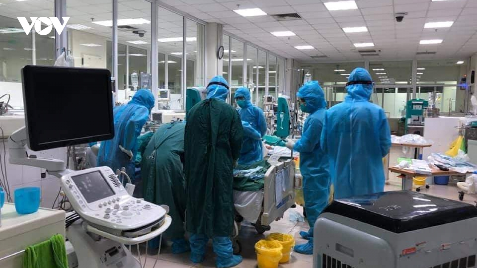 Cận cảnh bác sĩ đặt ECMO cho bệnh nhân Covid-19 nguy kịch