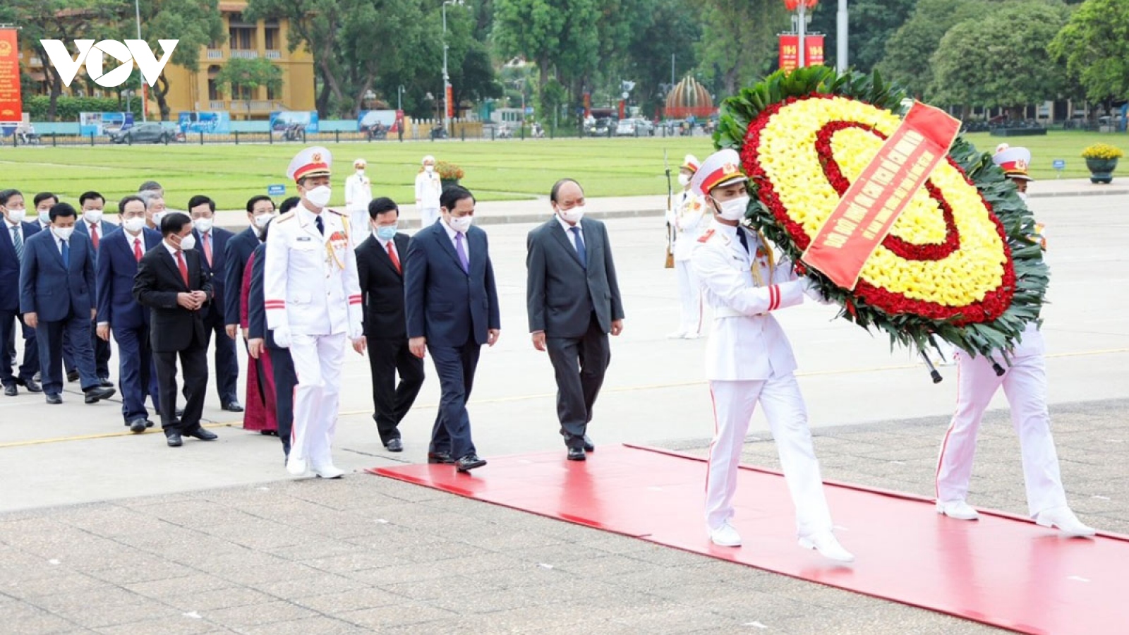Party, State leaders pay tribute to President Ho Chi Minh on his birthday