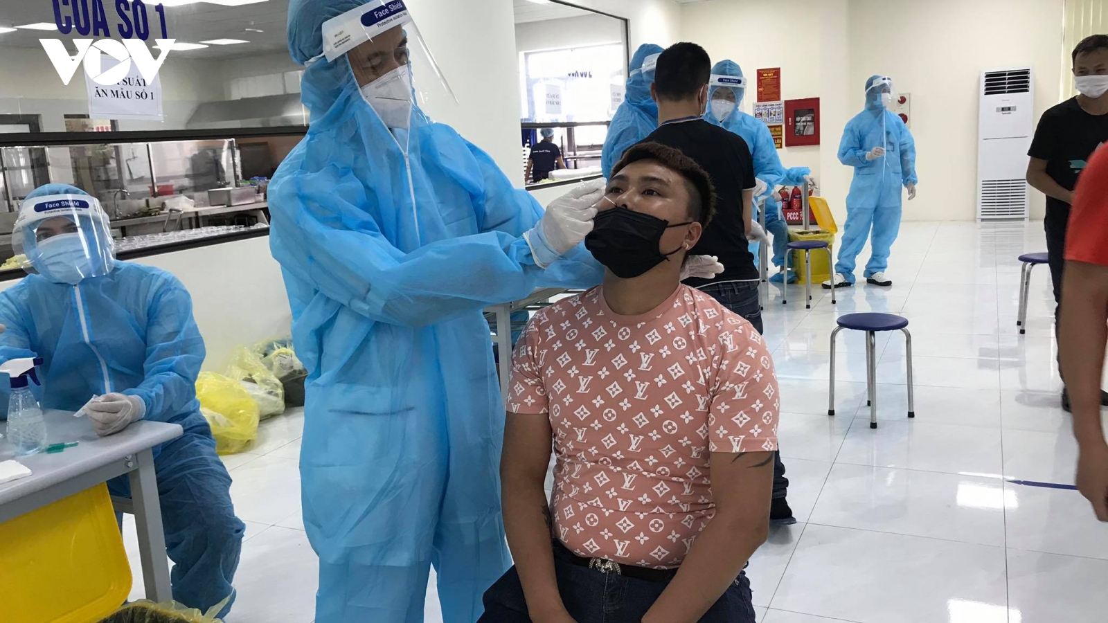 Quảng Ninh cử 200 cán bộ y tế hỗ trợ Bắc Giang truy vết, xét nghiệm Covid-19