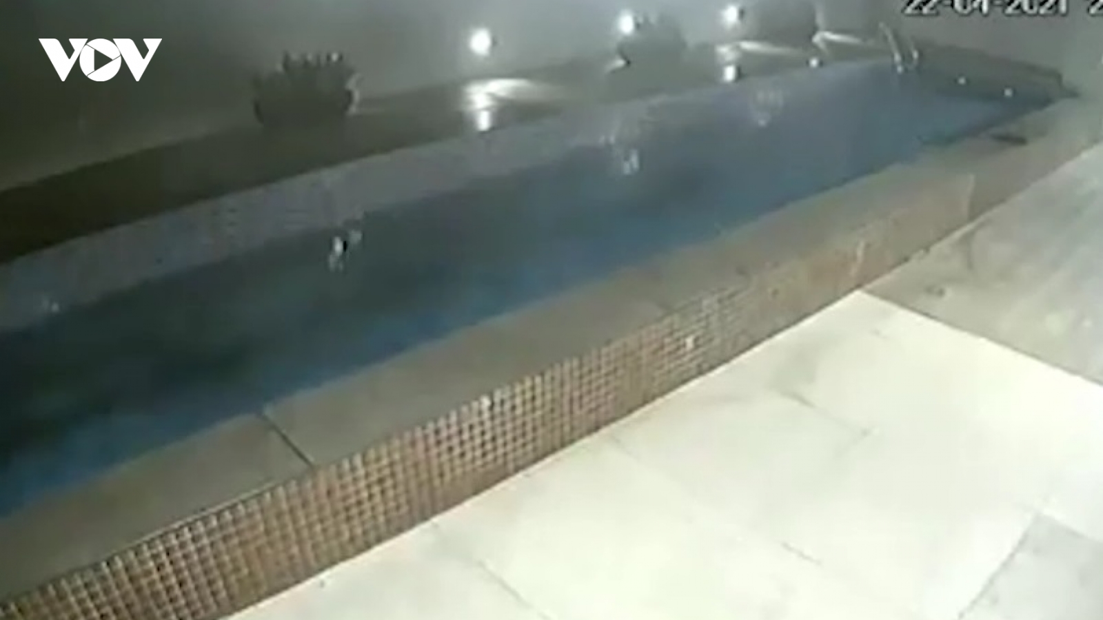 Kinh hãi cảnh bể bơi rơi xuyên qua mái của tòa chung cư