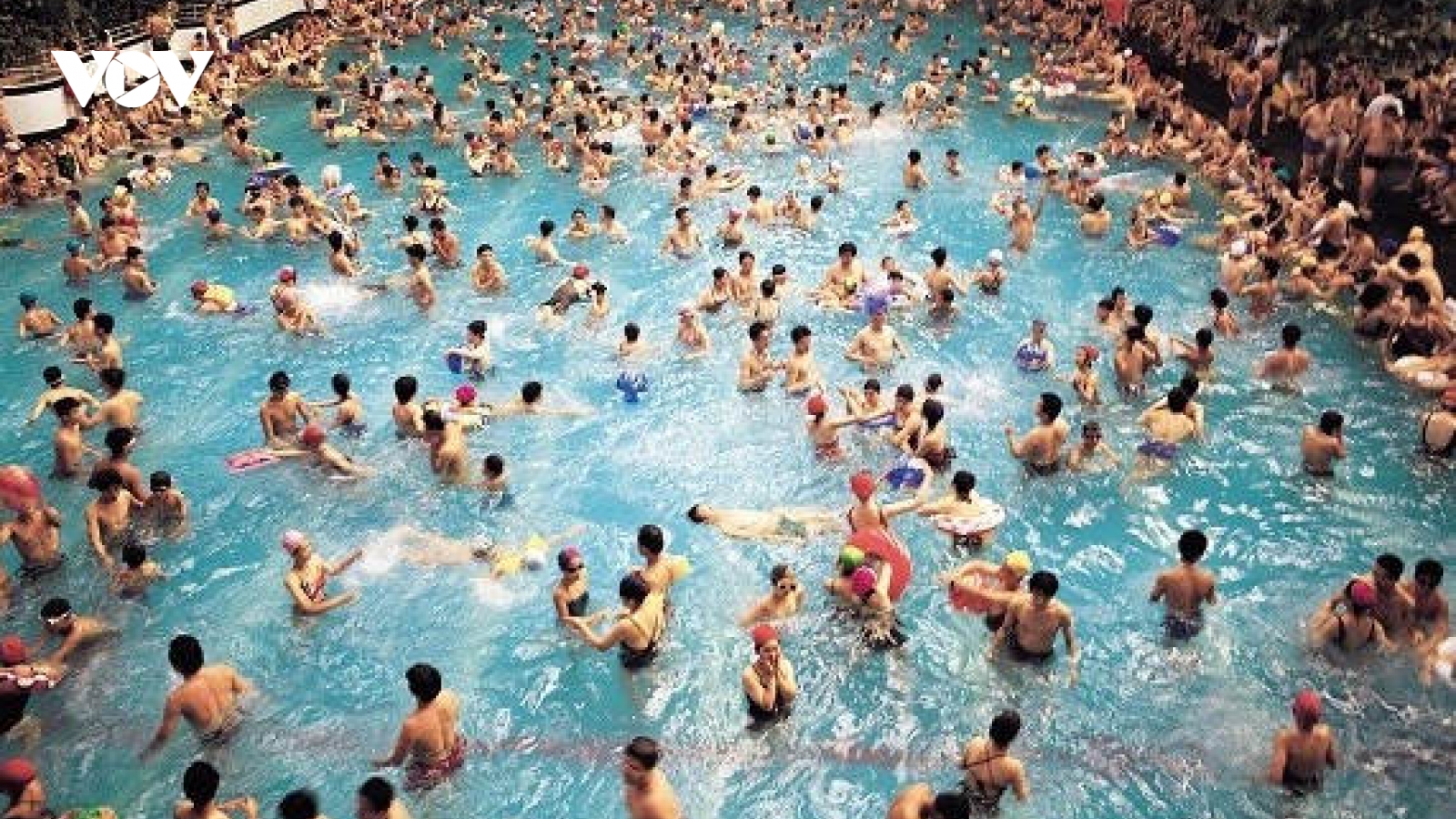 Nguy cơ nhiễm bệnh tiềm ẩn tại các bể bơi mùa hè