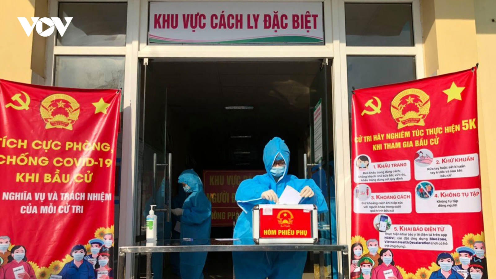 Hình ảnh bầu cử tại khu cách ly tập trung, phong tỏa do Covid-19