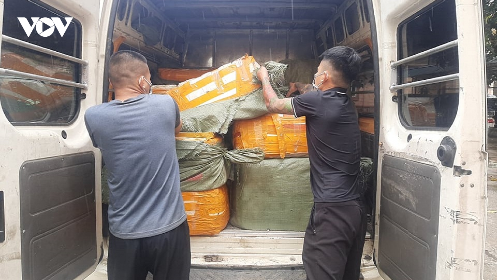 Hà Nội bắt giữ xe ô tô du lịch chở gần 1,5 tấn nầm lợn bốc mùi