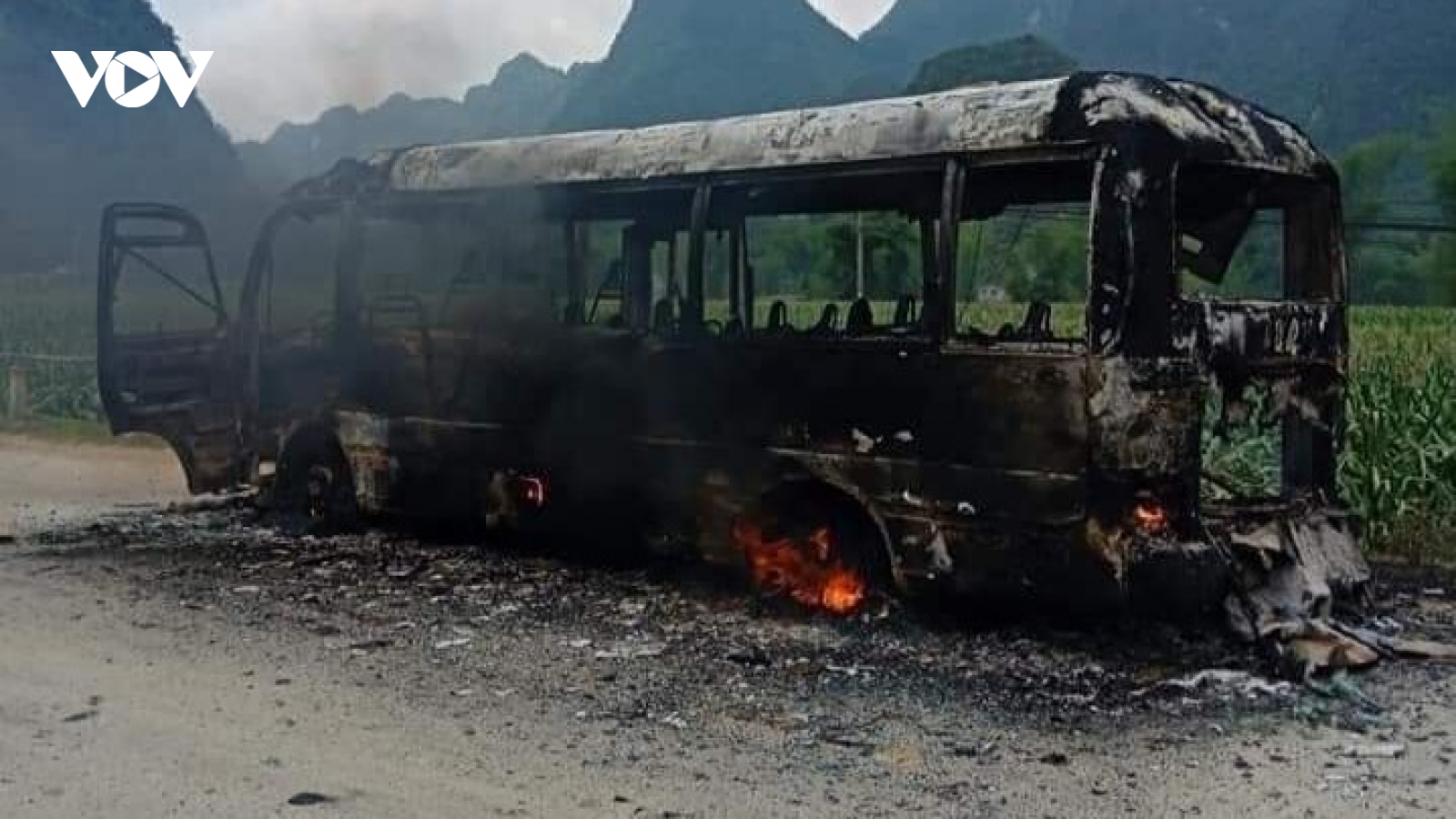 Xe bus bất ngờ cháy trơ khung tại Cao Bằng
