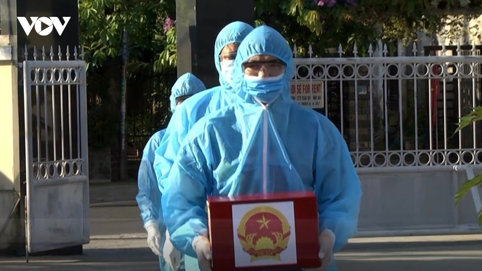 Theo chân cán bộ y tế mang thùng phiếu đến khu cách ly tập trung và tận nhà người dân