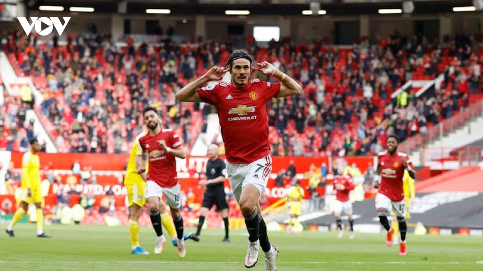 Ghi siêu phẩm, Cavani cân bằng thành tích của Ibrahimovic