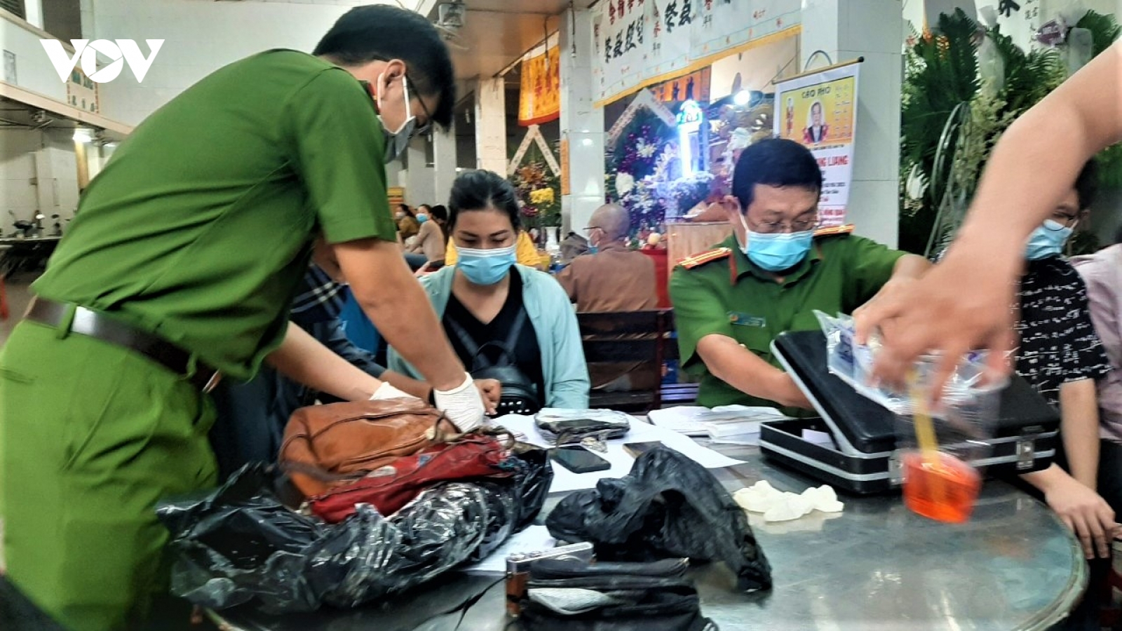 Đang bàn giao thi thể các nạn nhân vụ cháy khiến 8 người chết ở Quận 11 cho gia đình
