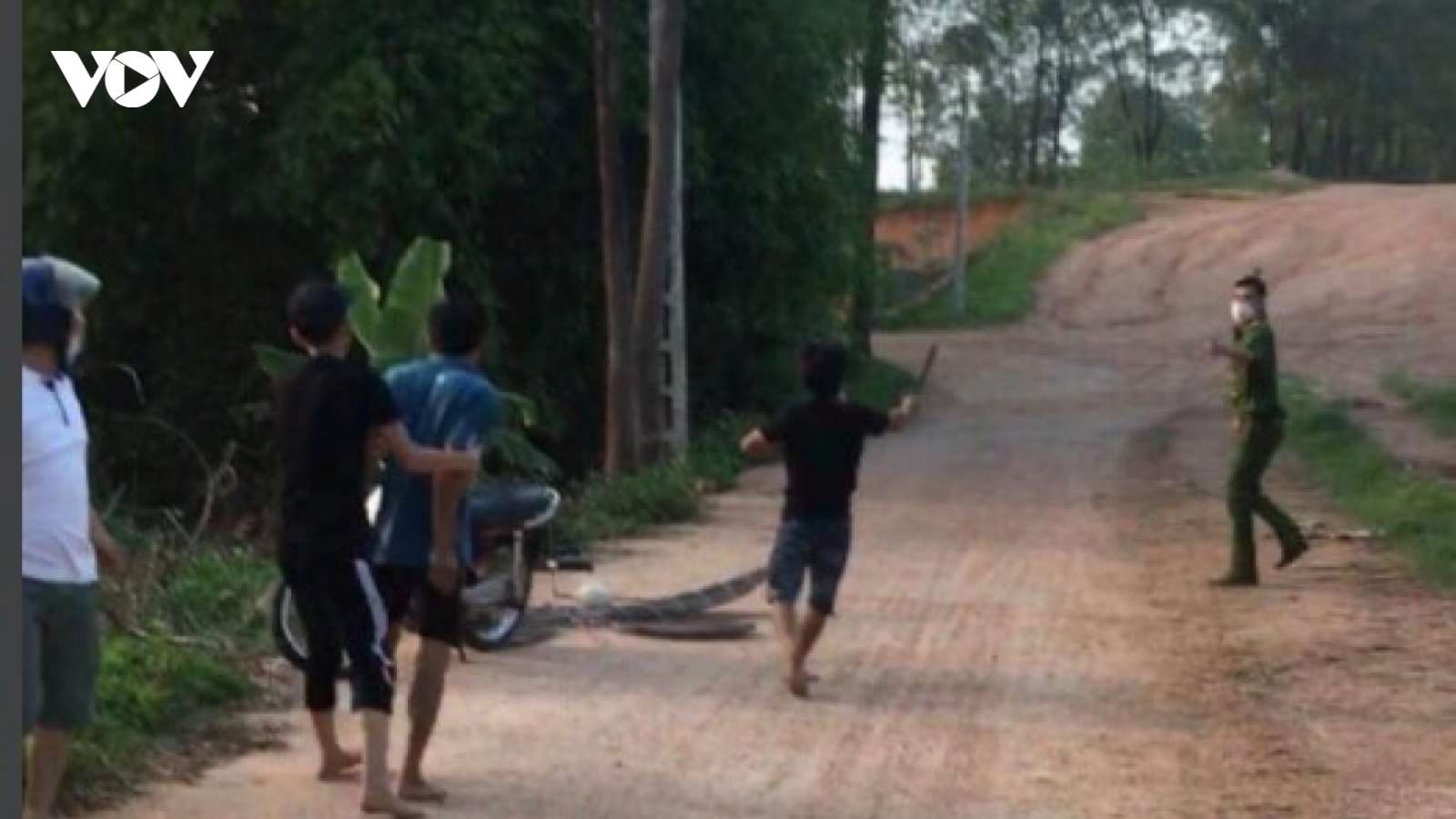 Nóng 24h: Hành hung công an vì cháu bị thu diều