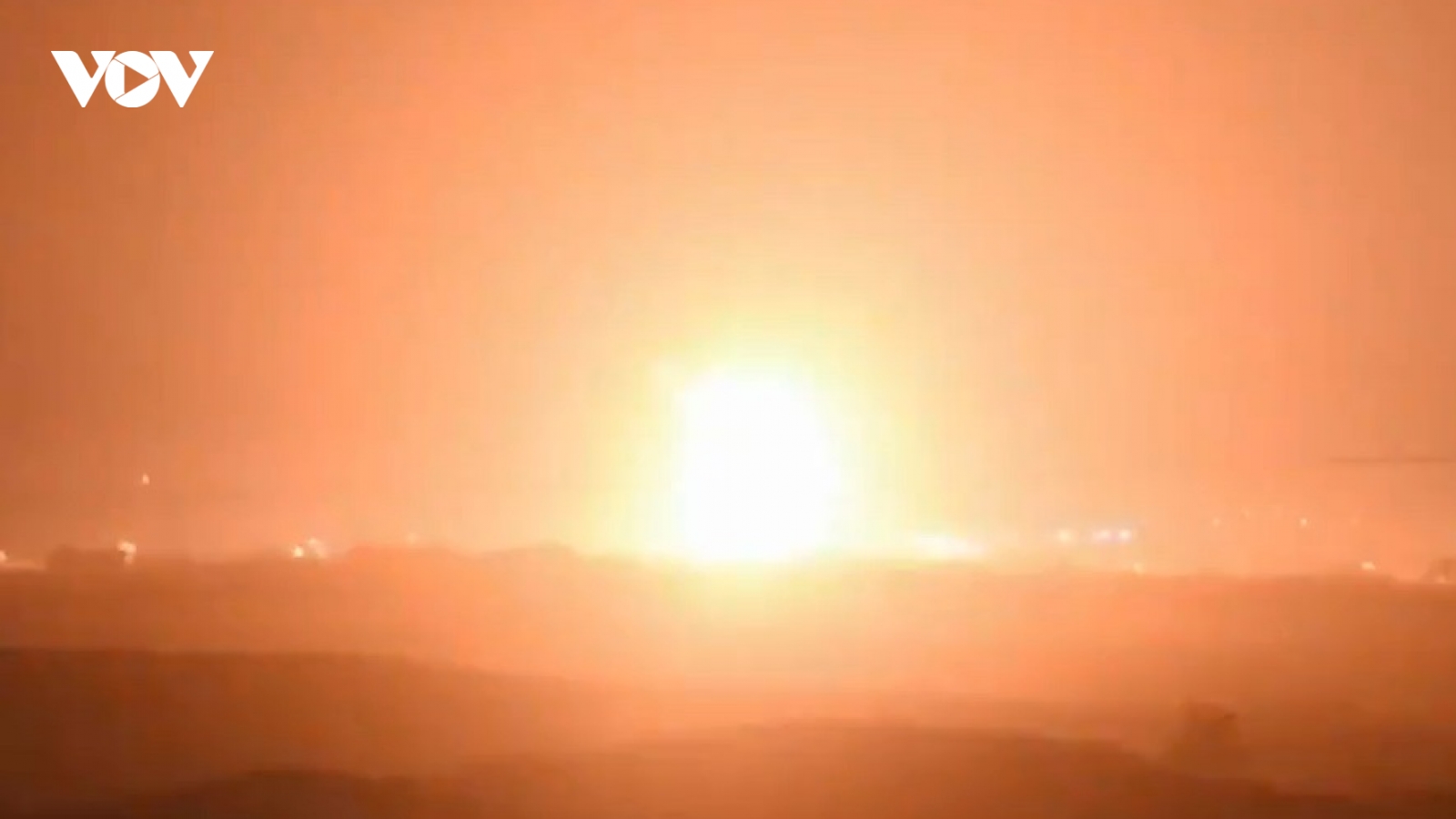 Israel huy động ồ ạt máy bay, xe tăng, pháo binh và bộ binh để tiến đánh Hamas