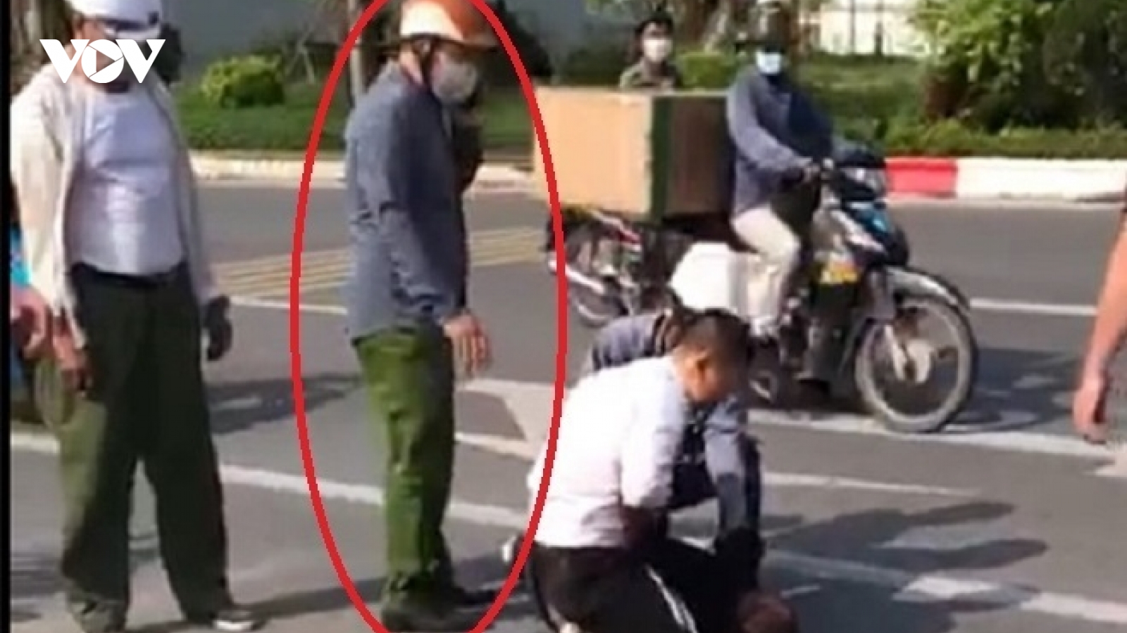 Cảnh cáo công an viên nghe điện thoại trong lúc tài xế taxi vật lộn với tên cướp