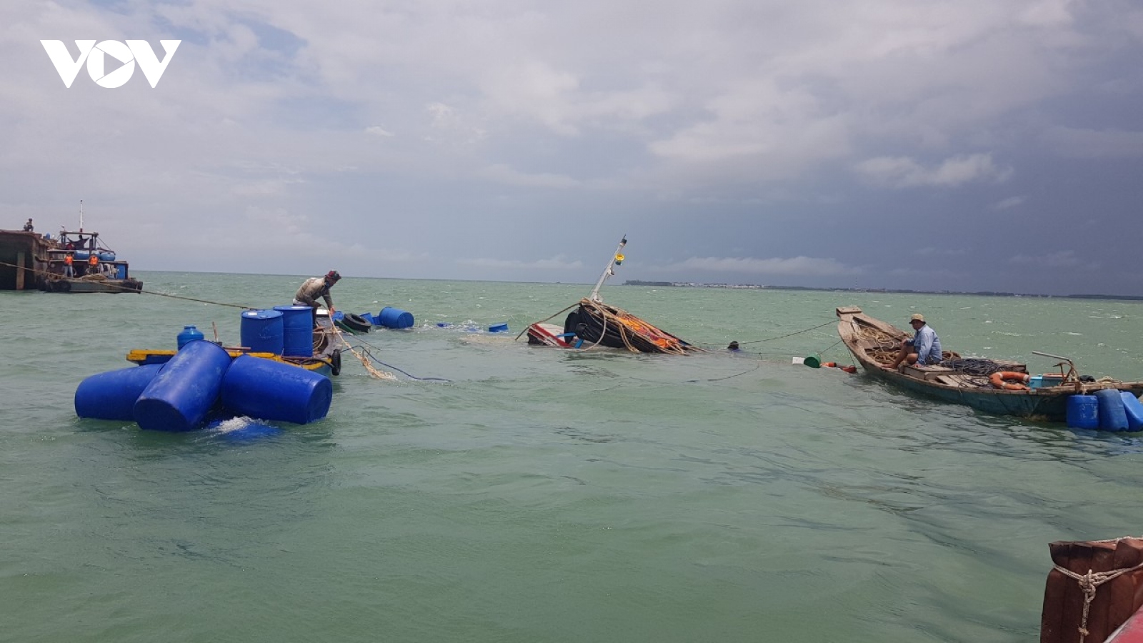 Cứu 3 thuyền viên trôi dạt trên biển ở TPHCM
