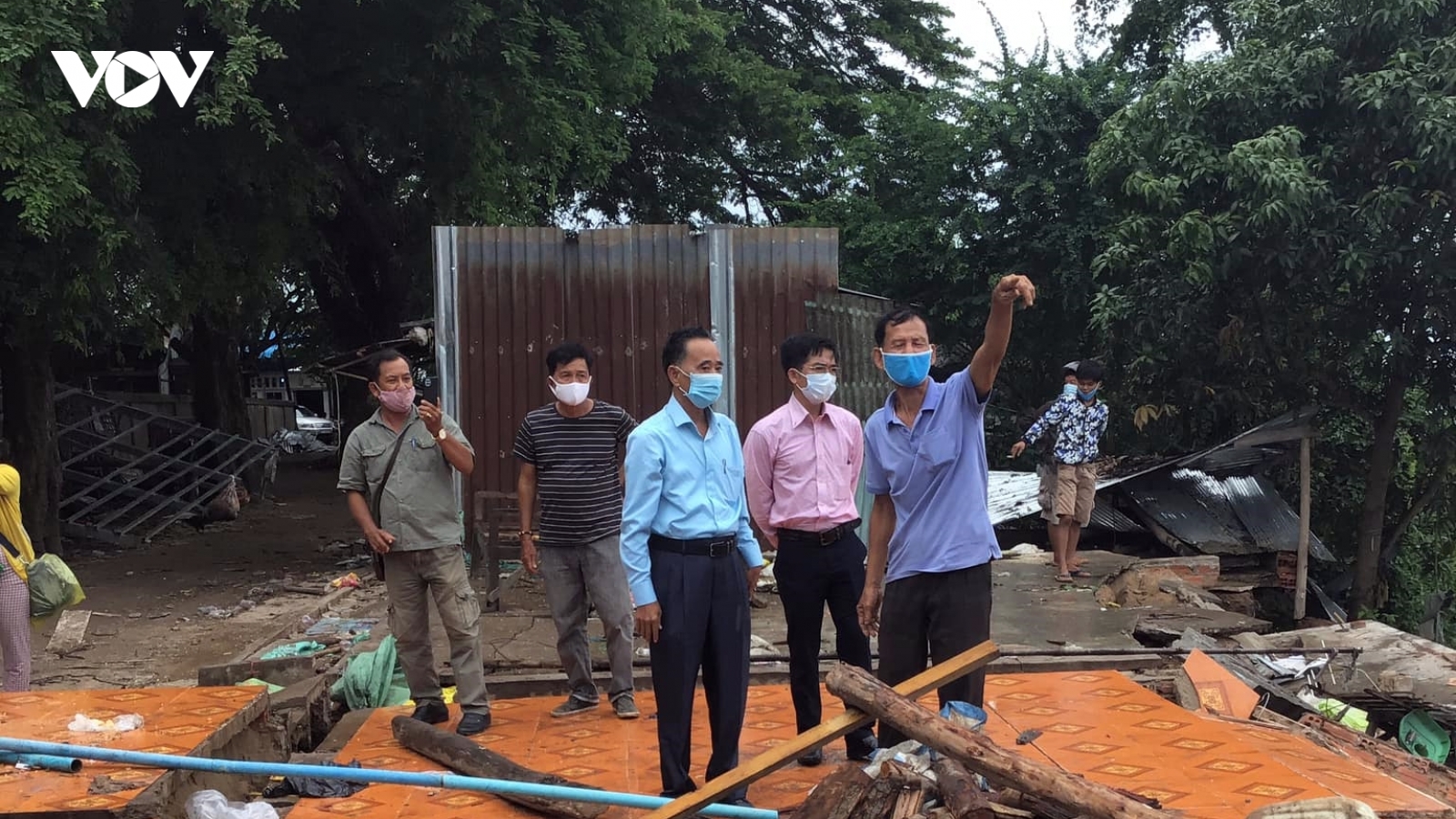 Hội Khmer -Việt Nam cứu trợ khẩn cấp các hộ dân bị mất nhà cửa do bị sạt lở đất