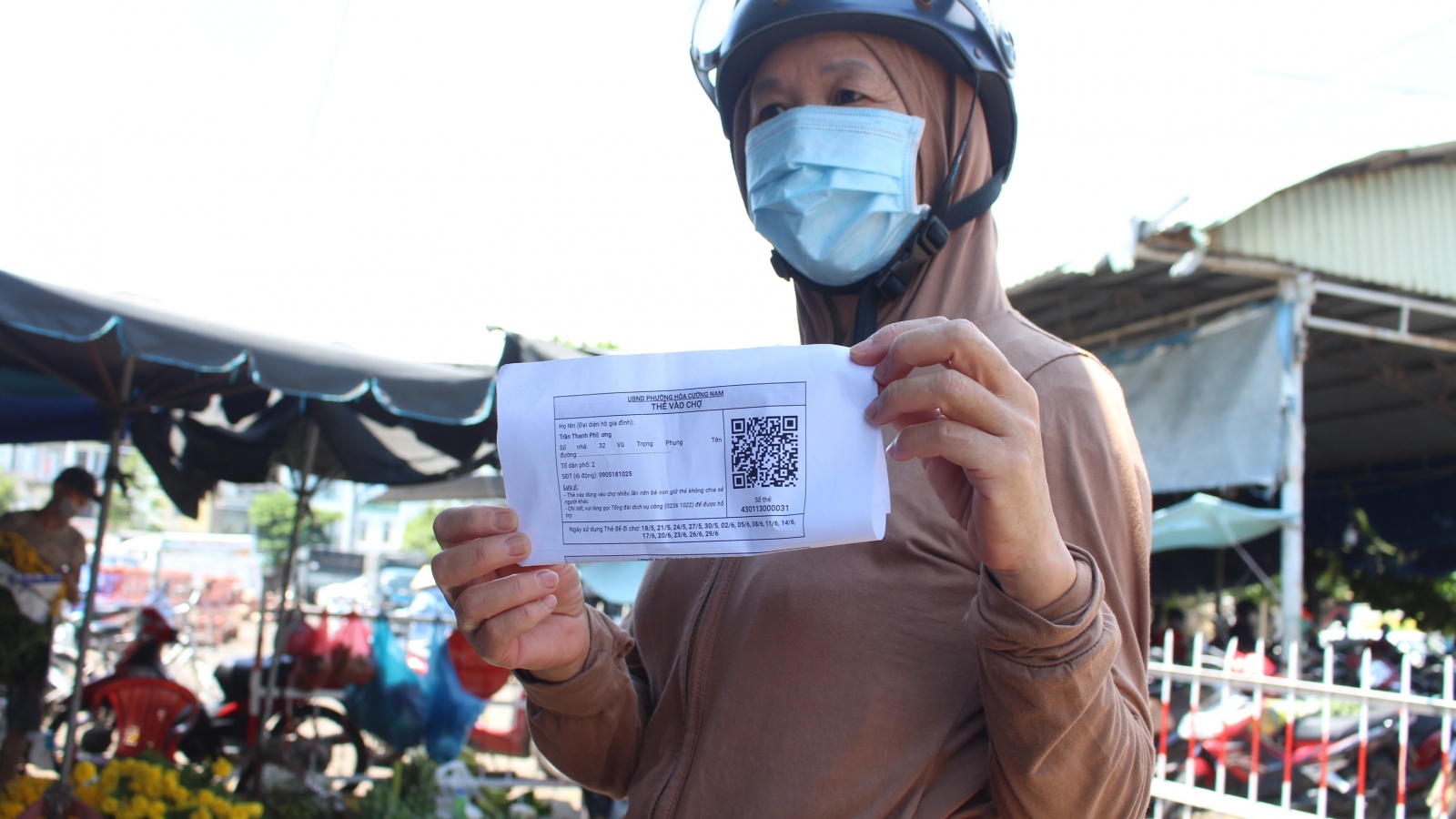 Người dân Đà Nẵng lần đầu đi chợ bằng thẻ QR- Code