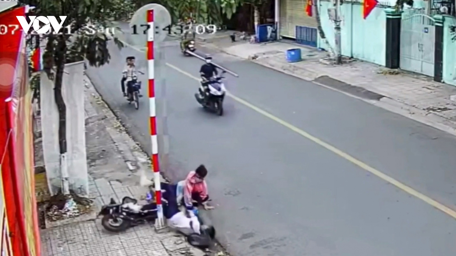 Dư luận bức xúc vụ hai học sinh bị hai người đi xe máy đạp ngã xuống đường