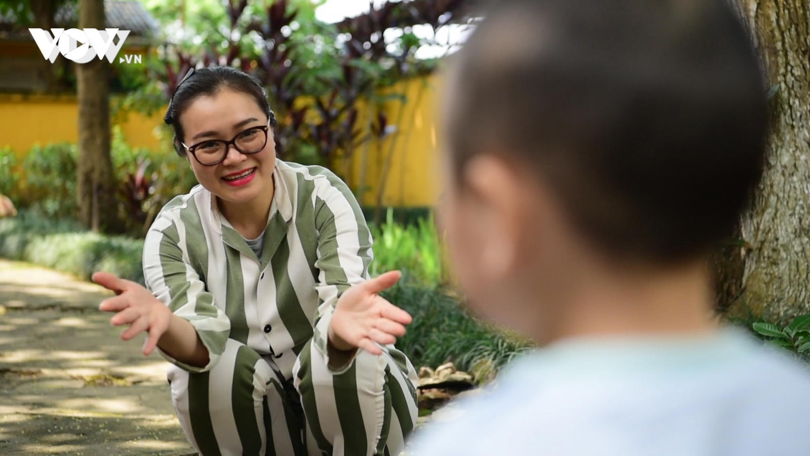 Những đứa trẻ tập đi trong trại giam và giọt nước mắt nghẹn ngào của người mẹ