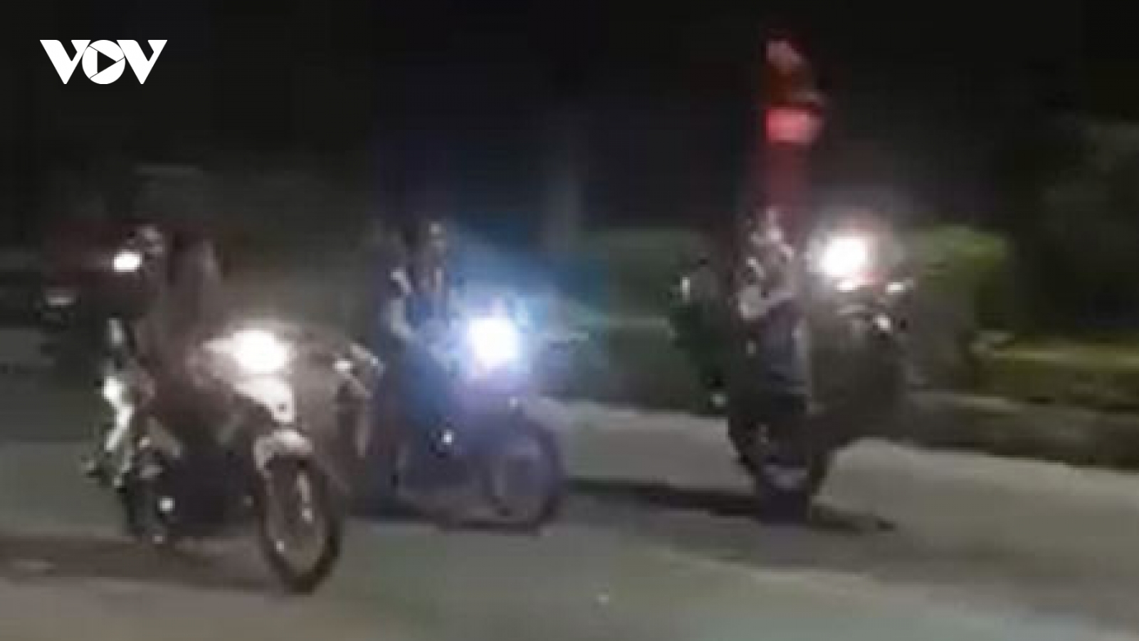 Triệu tập nhóm “quái xế” bốc đầu, nẹt bô gây náo loạn thị trấn