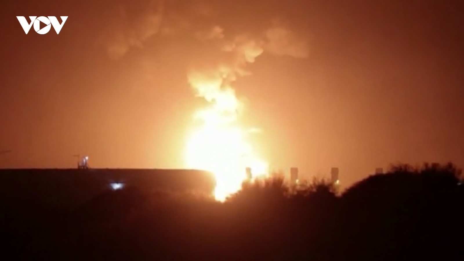 Đường ống dầu khí Israel bốc cháy do trúng rocket Hamas phóng từ Gaza sang