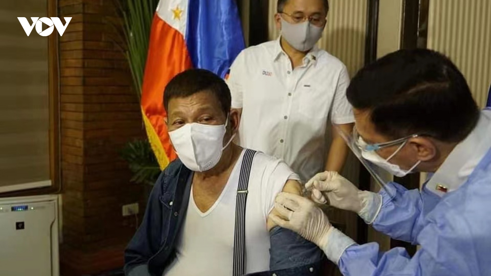 Tổng thống Philippines tiêm vaccine Covid-19 Sinopharm của Trung Quốc