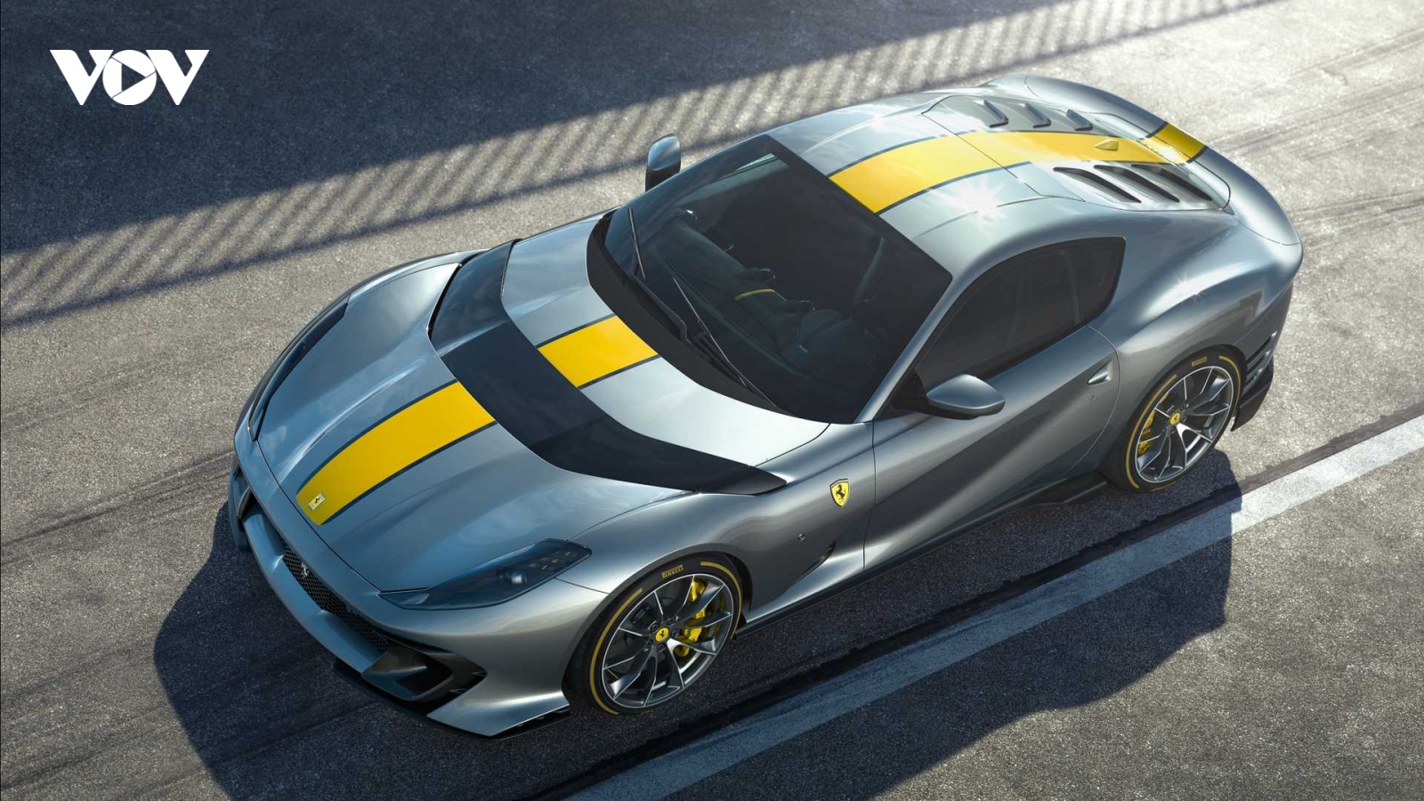Ferrari chính thức ra mắt siêu xe 812 Competizione