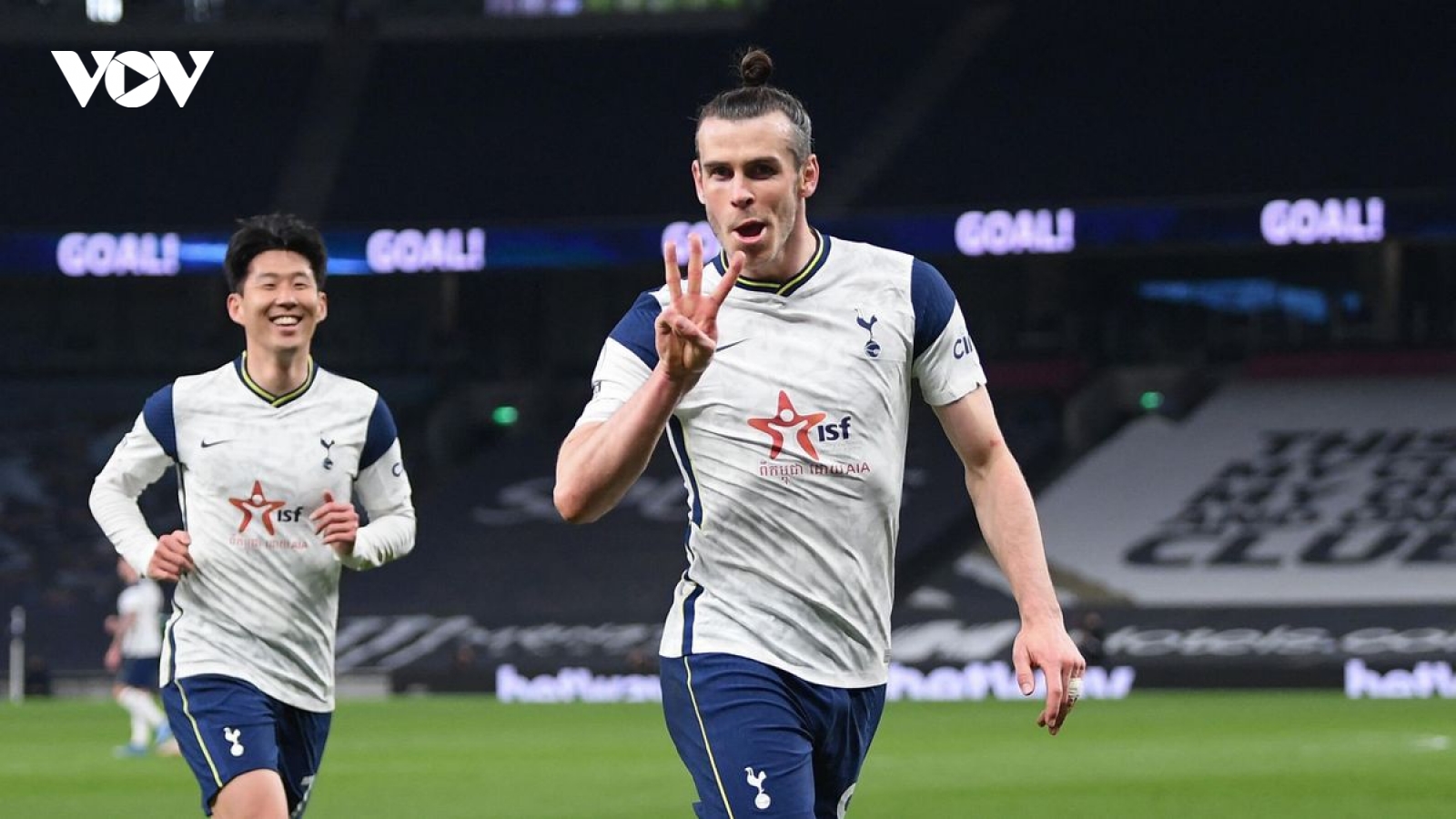 Gareth Bale "đá xoáy" Jose Mourinho sau khi lập hat-trick