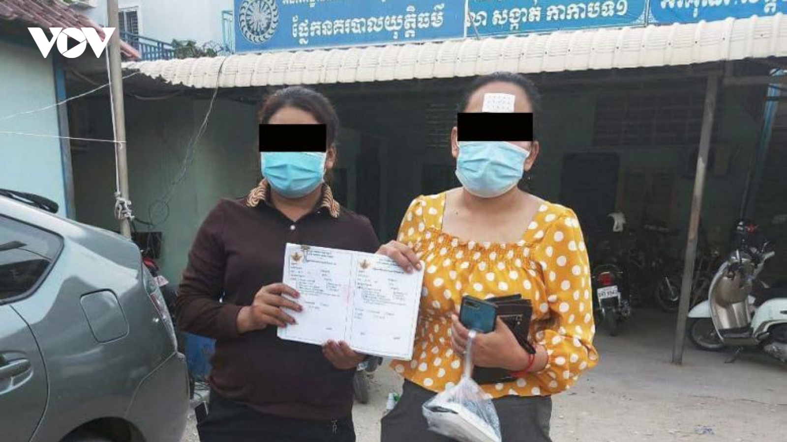 Campuchia bắt 2 phụ nữ bán giấy chứng nhận tiêm chủng vaccine Covid-19 giả