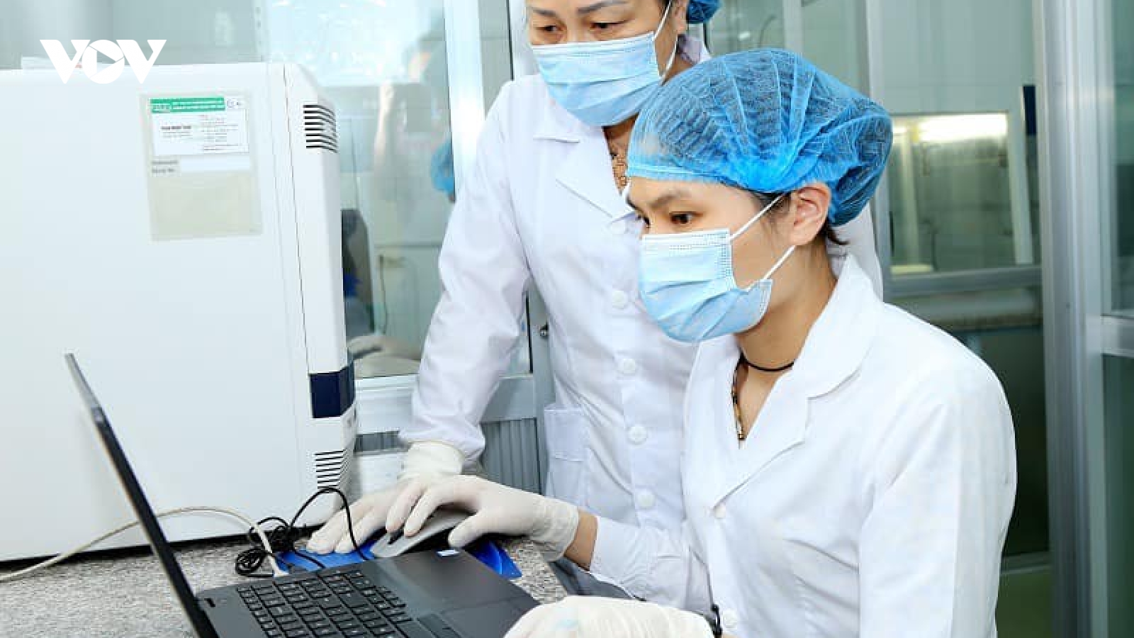 Trắng đêm xét nghiệm, sàng lọc người mắc COVID-19 tại Hà Nam