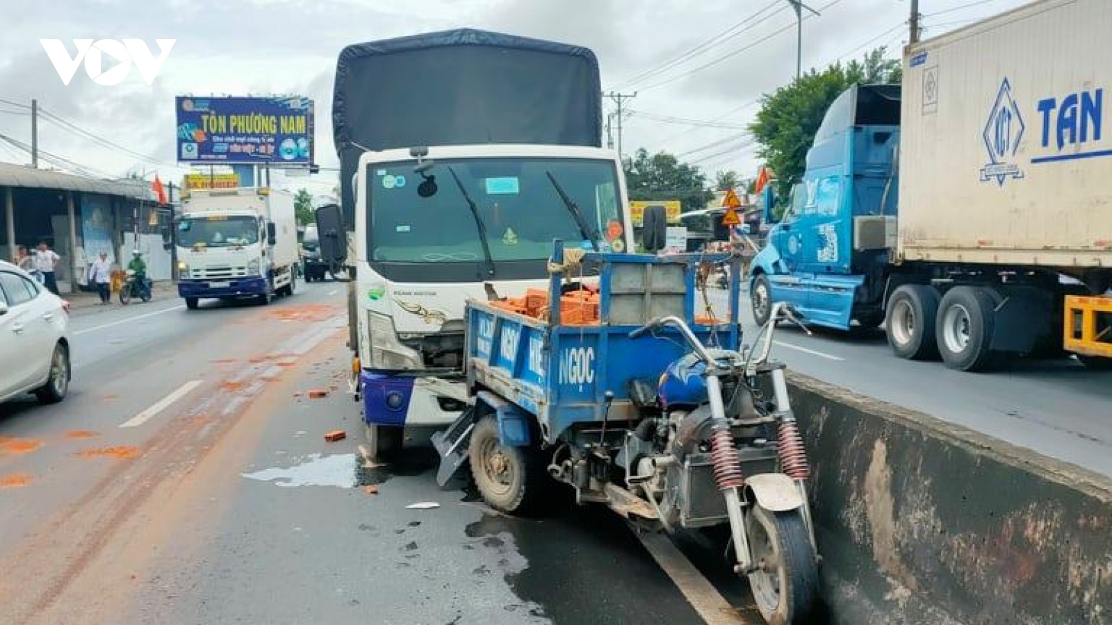 Xe tải tông xe 3 bánh làm một người tử vong