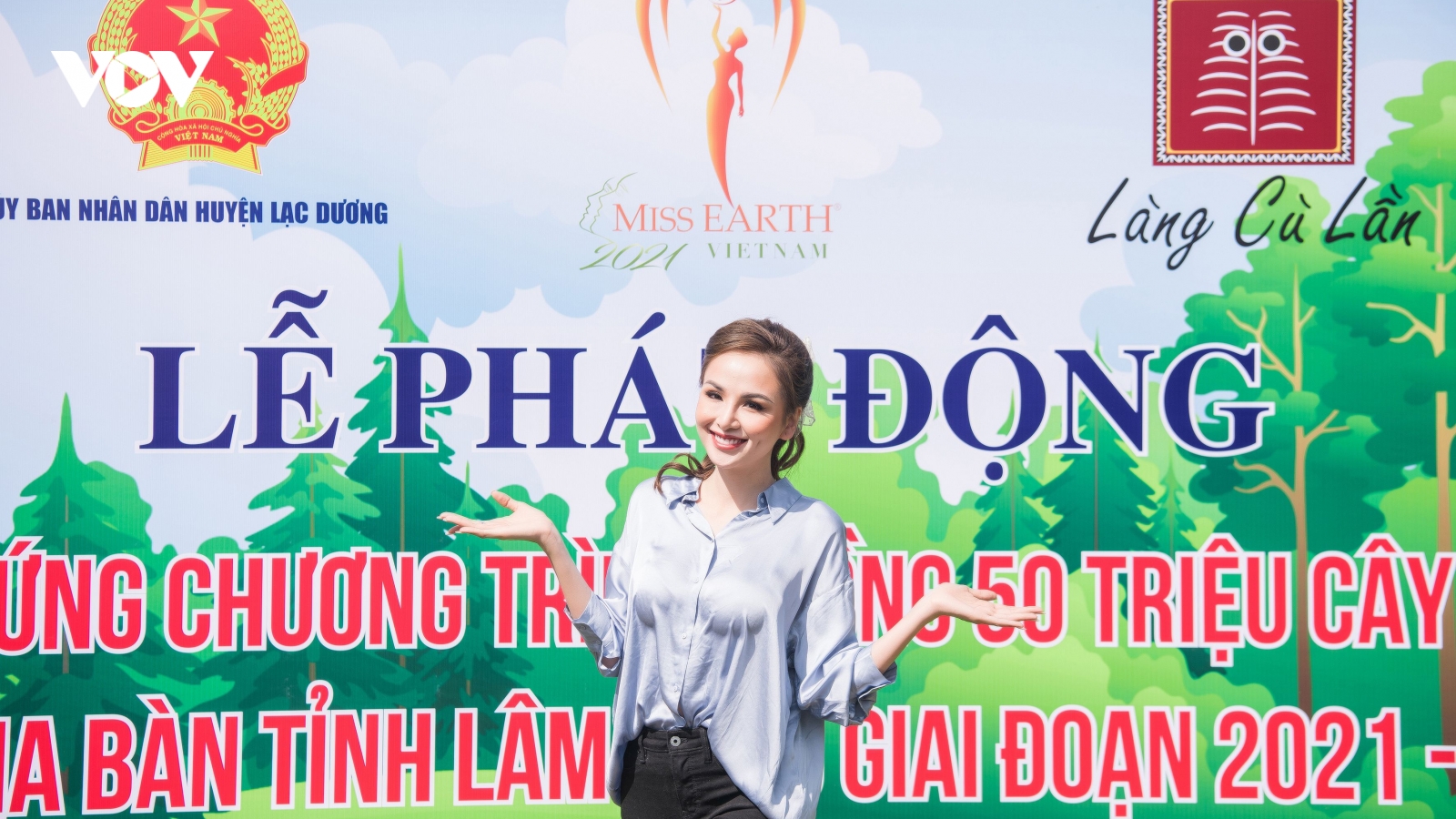 Phương Khánh, Diễm Hương mặc giản dị, xắn tay áo trồng cây xanh