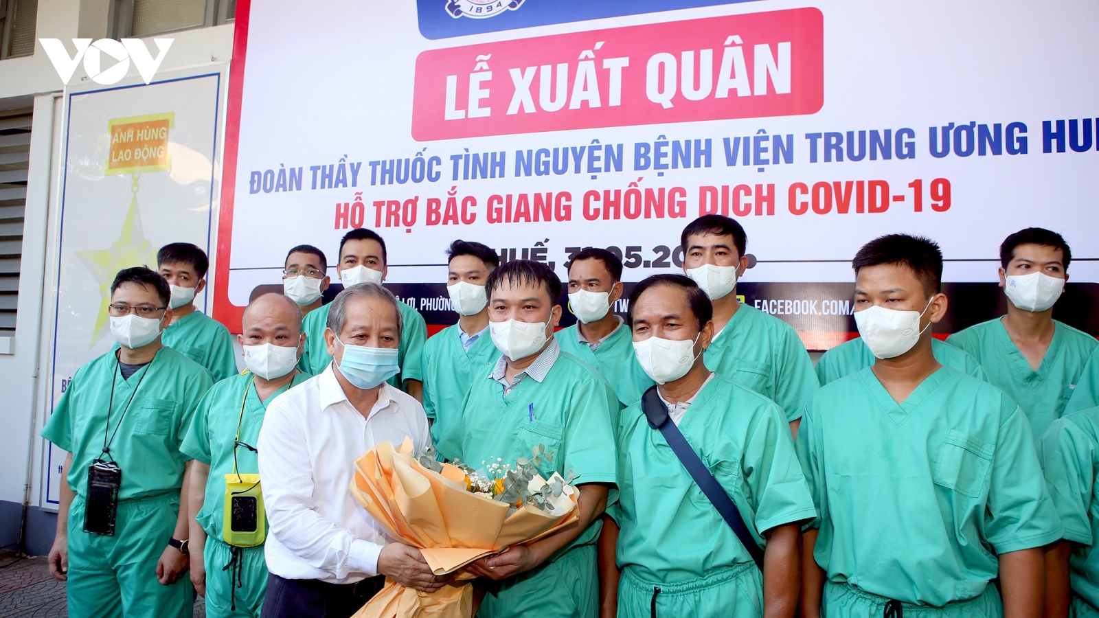 18 bác sĩ, điều dưỡng của Bệnh viện TƯ Huế lên đường chi viện Bắc Giang 