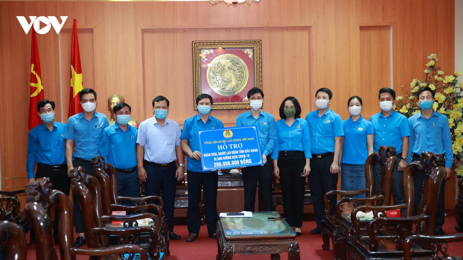 Tổng Liên đoàn Lao động Việt Nam tặng quà công nhân tỉnh Bắc Ninh và Bắc Giang