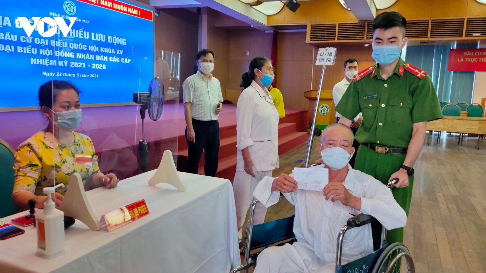 Nhiều bệnh nhân Bệnh viện Bạch Mai ngồi xe lăn đi bầu cử