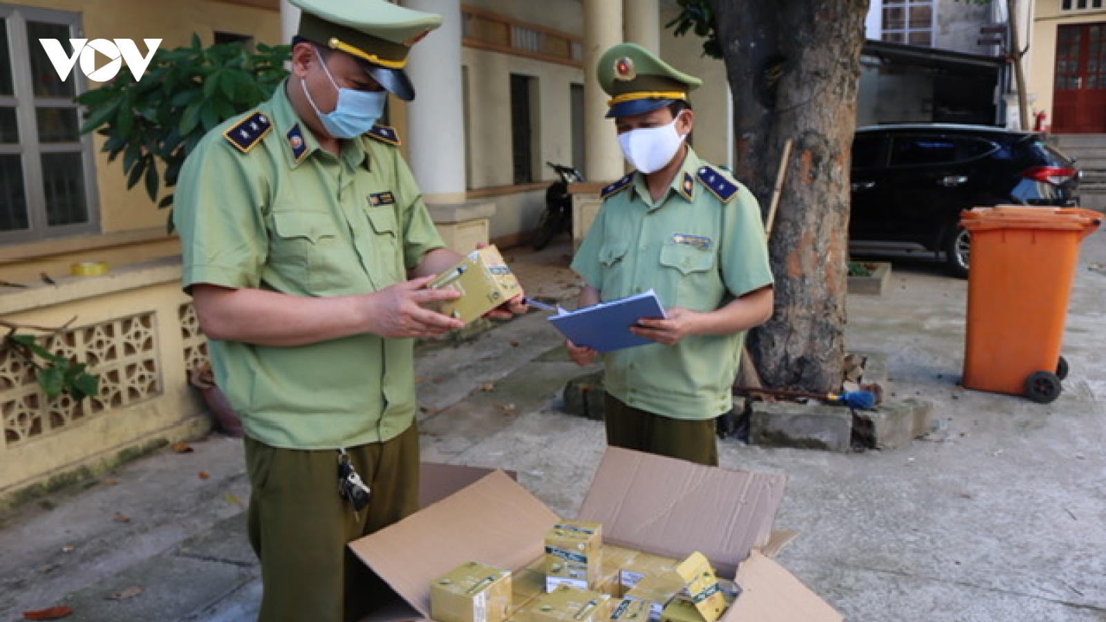 Thu giữ và xử lý hàng nghìn điếu thuốc lá điện tử nhập lậu