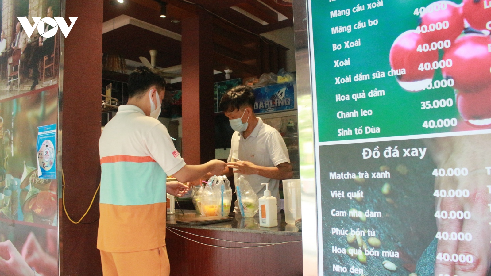 Sau 12h trưa 25/5: Quán cà phê ở Hà Nội chấp hành nghiêm quy định