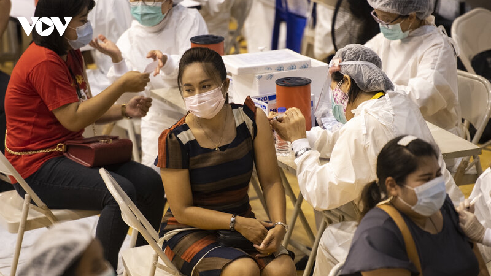 Nhiều nước tặng tiền, thẻ, xổ số để khuyến khích người dân tiêm vaccine ngừa Covid-19