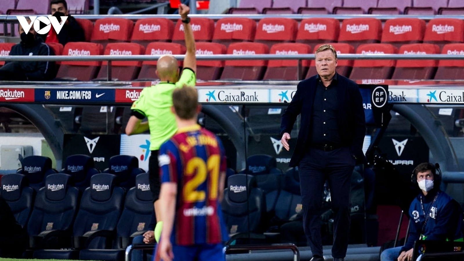 HLV Ronald Koeman bị cấm chỉ đạo 2 trận, Barca gấp rút kháng cáo