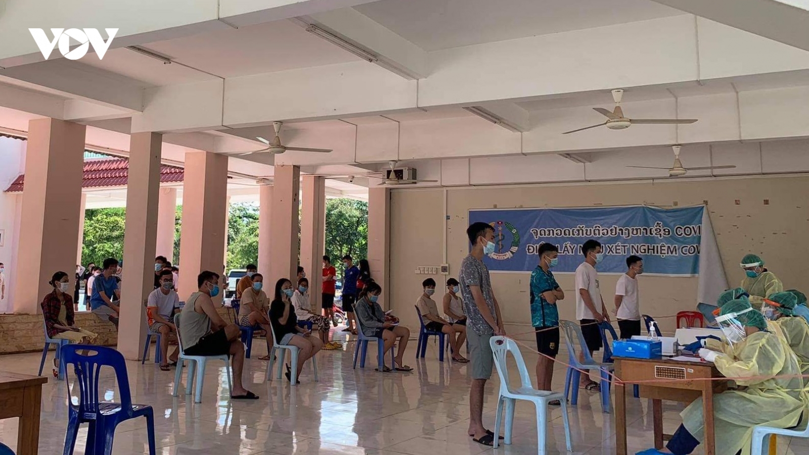 Số ca Covid-19 mới tại Lào giảm, cộng đồng người Việt được tăng cường xét nghiệm